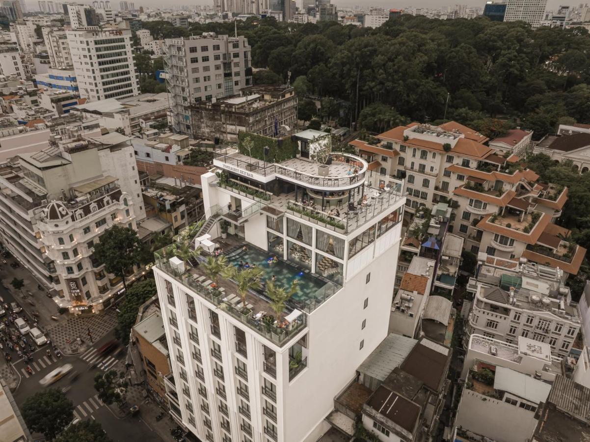 La Siesta Premium Saigon Hotel Ho Chi Minh City Bagian luar foto The hotel's rooftop pool