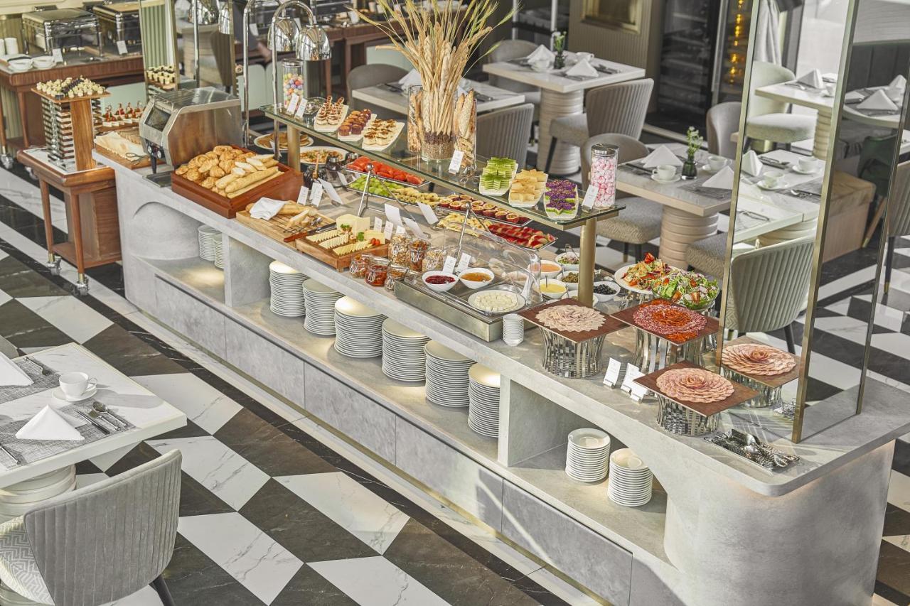 La Siesta Premium Saigon Hotel Ho Chi Minh City Bagian luar foto A buffet at a hotel