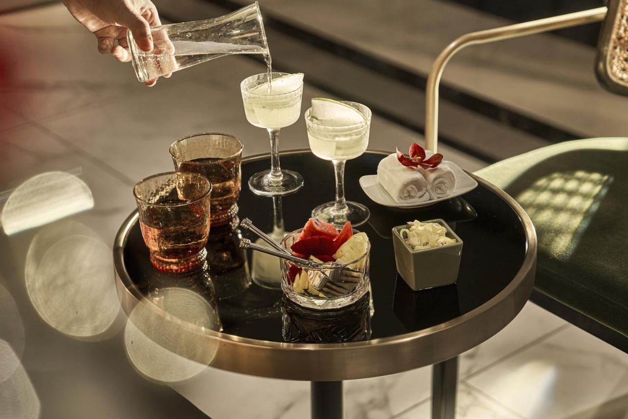La Siesta Premium Saigon Hotel Ho Chi Minh City Bagian luar foto A tray of drinks