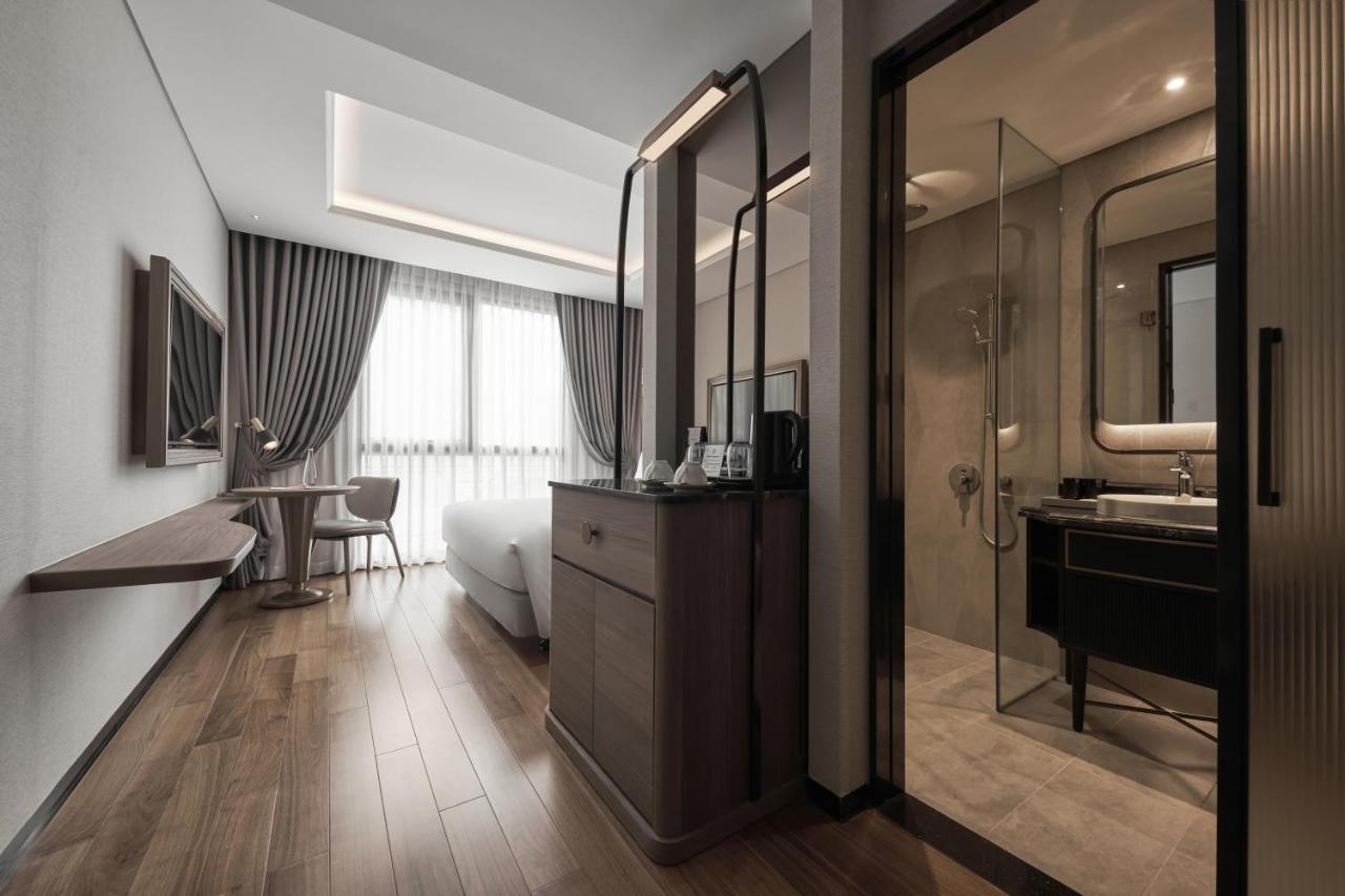 La Siesta Premium Saigon Hotel Ho Chi Minh City Bagian luar foto A room at the hotel